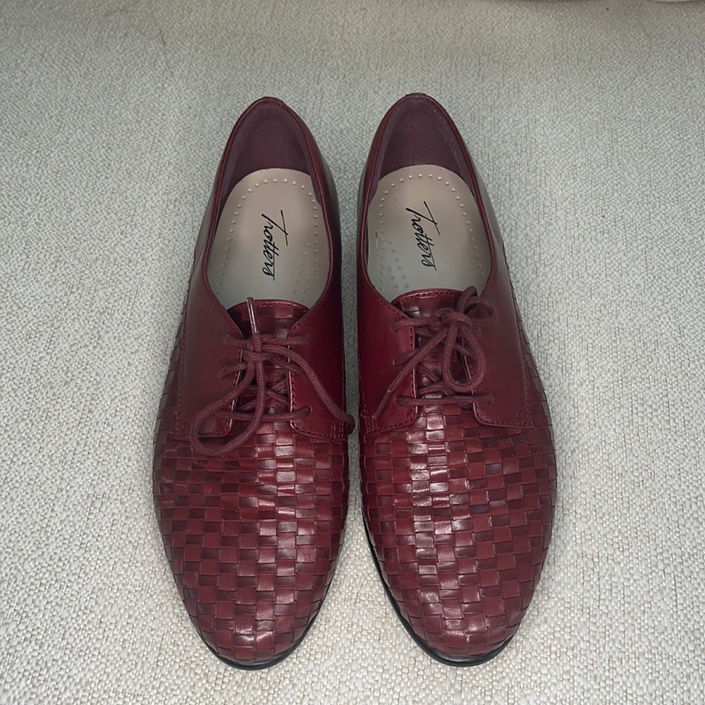 Beautiful Oxfords 8.5 Wide